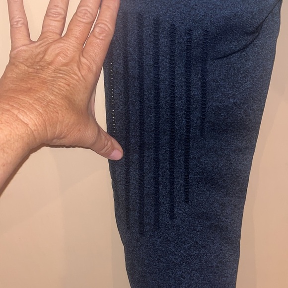 Navy Blue textured leggings / yoga pants with decorative openings size medium - Picture 7 of 9